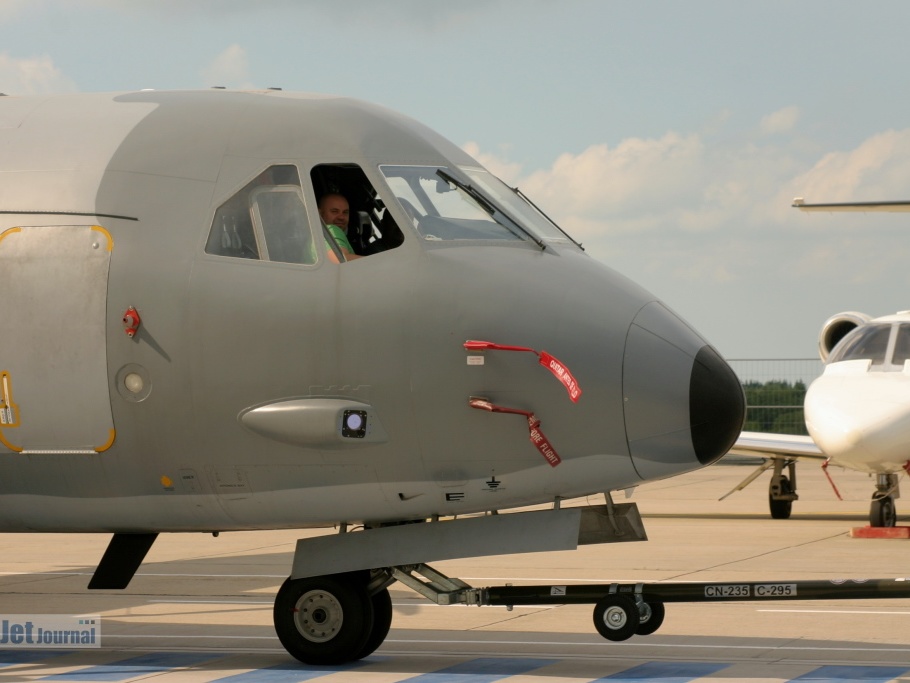 012, CASA C-295M, Polnische Luftwaffe (2644 Besuche) Bugansicht beim Schleppen 012, CASA C-295M, Polnische Luftwaffe