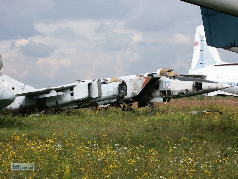 MiG-23 und MiG-25 Wracks (3376 visitas) Monino 2003, MiG-23ML 125 blau und Je-133R3 (MiG-25) 02 blau MiG-23 und MiG-25 Wracks