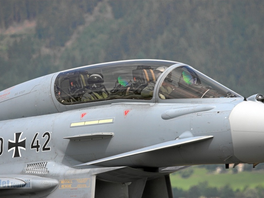 30+42 EF2000T JG74 Cockpit (просмотров: 2106) 30+42 EF2000T JG74 Cockpit