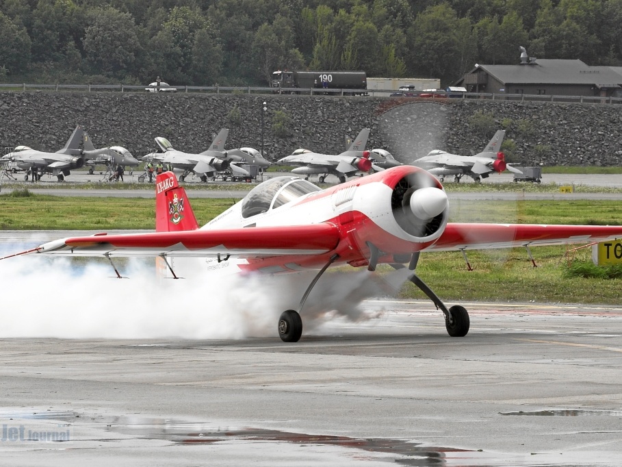LY-AKG Suchoi Su-26M Taxiway (2141 Besuche) LY-AKG Suchoi Su-26M Taxiway