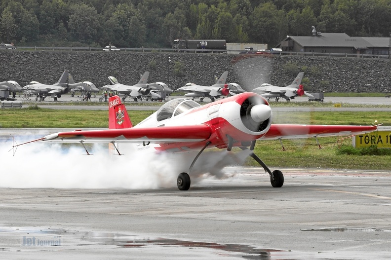 ly-akg_suchoi_su-26m_taxiway_20170219_1464111123.jpg