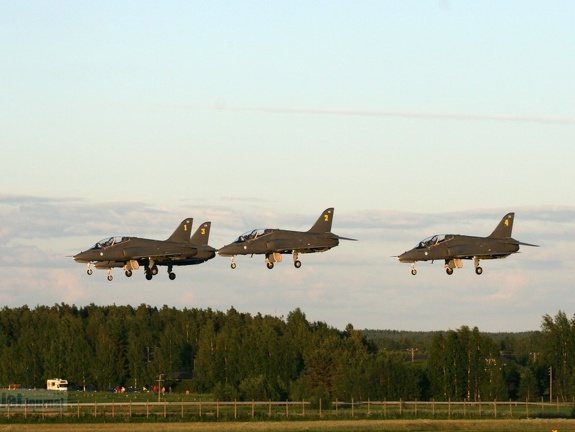 Midnight Hawks Landung (2100 visitas) Lentajien Juhannus Midnight Sun Airshow 2006 Kauhava Finnland Midnight Hawks Landung