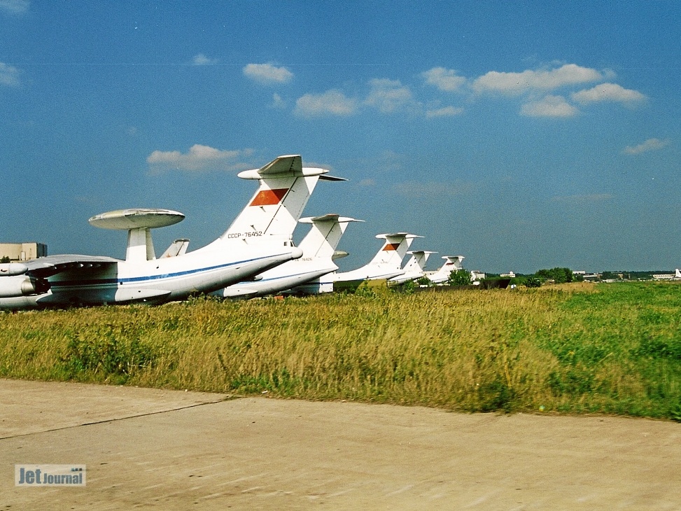 Flugzeugparkplatz Schukowski (просмотров: 2817) Heckansichten geparkter Flugzeuge aus einem fahrenden KFZ (IL-76/976, CCCP-76452, CCCP-76426), Schuk... Flugzeugparkplatz Schukowski