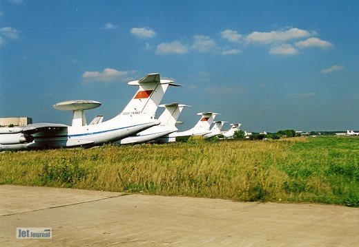 Flugzeugparkplatz Schukowski (2817 visits) Heckansichten geparkter Flugzeuge aus einem fahrenden KFZ (IL-76/976, CCCP-76452, CCCP-76426), Schuk... Flugzeugparkplatz Schukowski