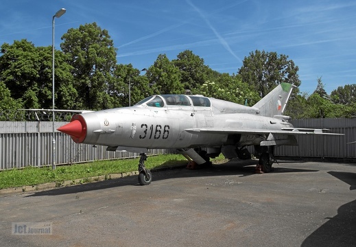 3166 MiG-21UM