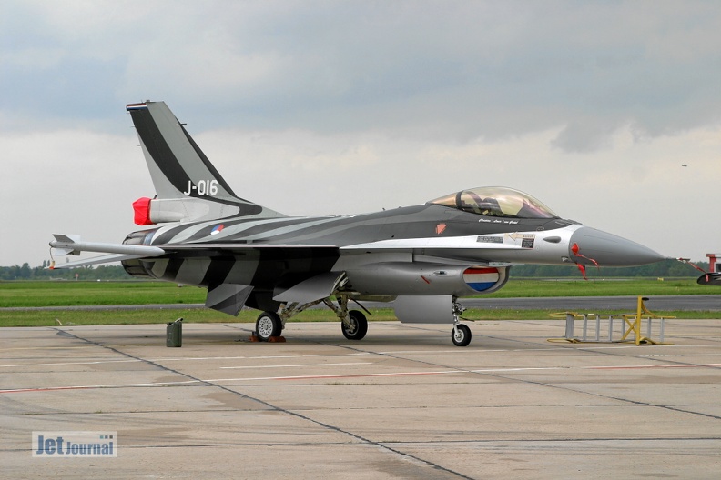 j-016_f-16am_323sqn_rnlaf_22_20090501_1105498713.jpg