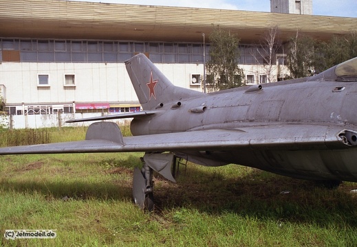 MiG-19S, 171 rot, Flächen- und Rumpfansicht