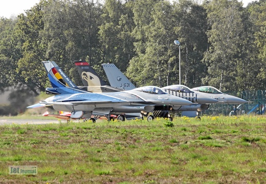 3 x F-16 in Startaufstellung