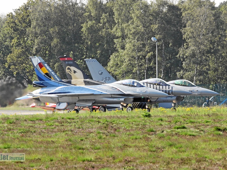 3 x F-16 in Startaufstellung (1570 Besuche) 3 x F-16 in Startaufstellung