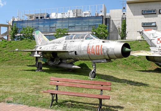 4401 MiG-21US