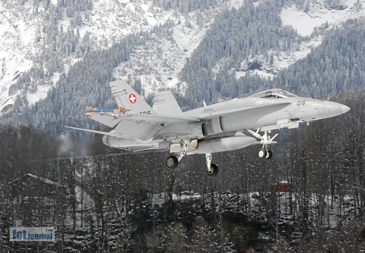 J-5016 F-18C Hornet Pic2