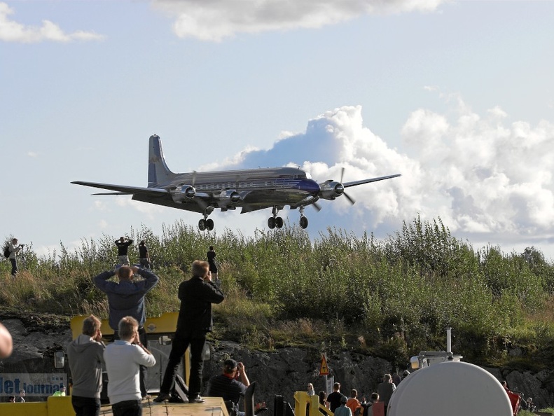 N996DM DC-6B im Endanflug auf Malmi (2313 visites) N996DM DC-6B im Endanflug auf Malmi