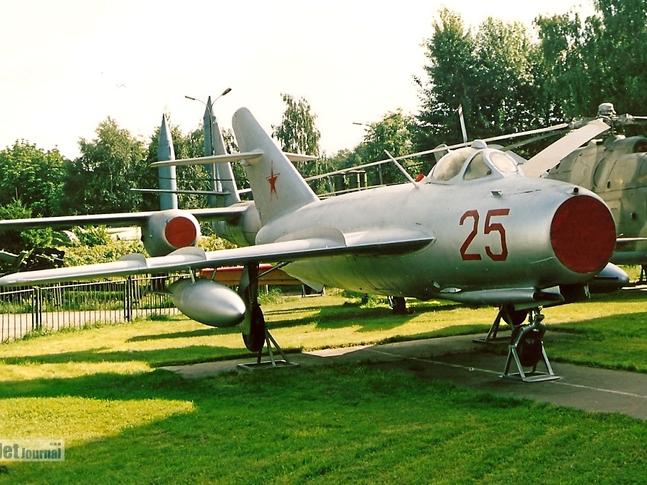 MiG-17, 25 rot (2556 visitas) Aufnahmedatum 2001 MiG-17, 25 rot