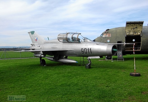 9011 MiG-21UM