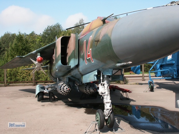 MiG-23ML, 14 rot (ex. 14 weiss umrandet) (3977 Besuche) MiG-23ML, 14 rot (ex. 14 weiss umrandet)