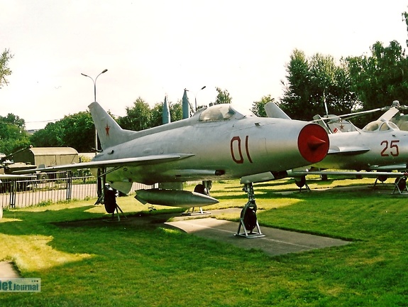 MiG-21F, 01 rot (2634 visites) Aufnahmedatum 2001 MiG-21F, 01 rot