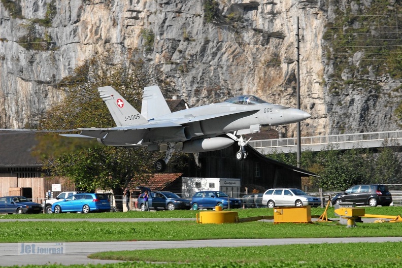 j-5005_f-18c_landeanflug_meiringen_hornet_schweizer_luftwaffe_20130223_1369758673.jpg