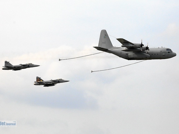 C-130H und 2 Gripen (3947 Besuche) 842, C-130H, Swedish Air Force, 9241 und 9236, JAS-39C Gripen, Czech Air Force NATO Day 2016, Ostrav... C-130H und 2 Gripen