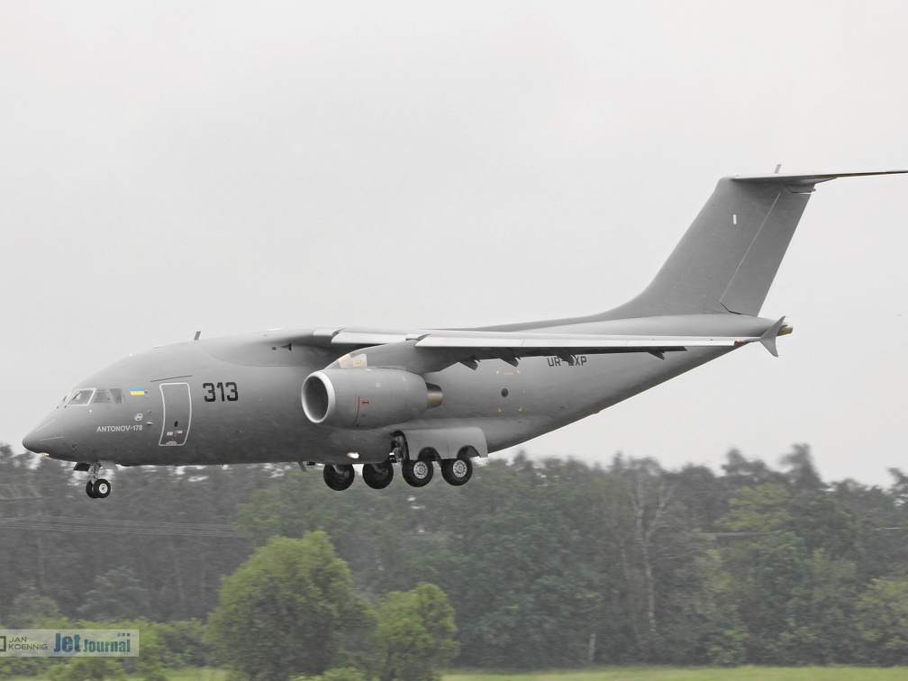 313, UR-EXP, An-178 (3812 visits) Landeanflug im Dauerregen 313, UR-EXP, An-178