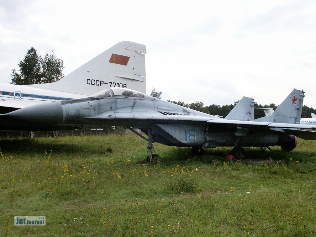 MiG-29KVP, 18 blau (2688 visites) 9-18, Monino 2003, Prototyp mit verstaerkter Zelle und Fanghaken zur Erprobung von Kurzstart- und -l... MiG-29KVP, 18 blau