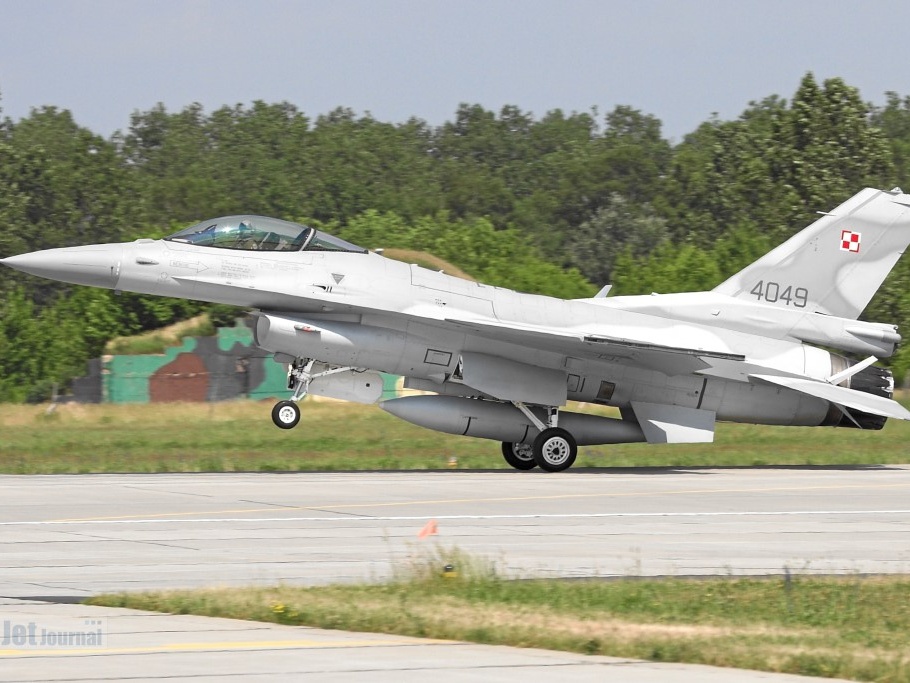 4049 F-16C-52CF Landung