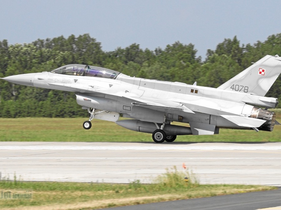 4078 F-16D-52CF Landung