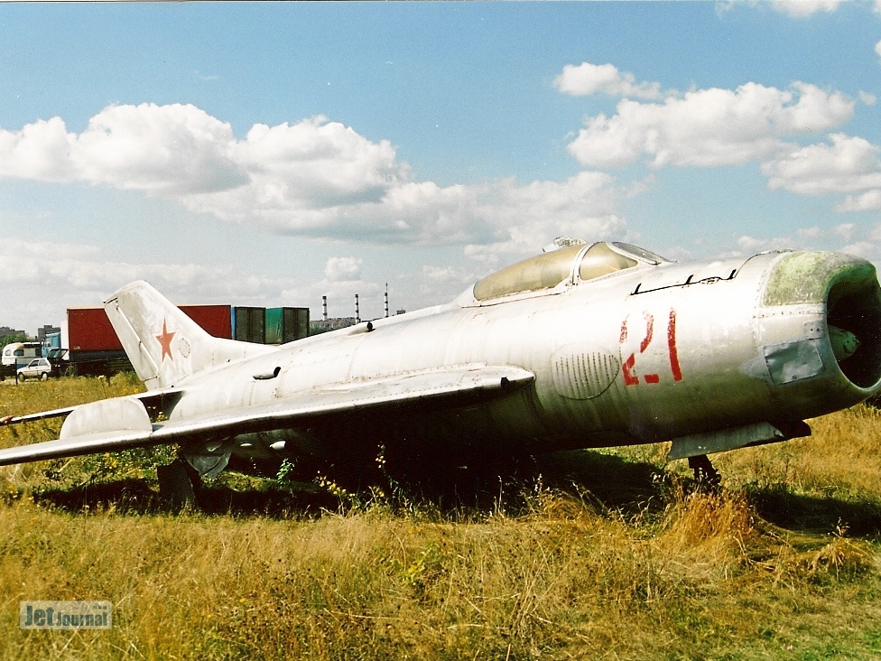 MiG-19P, 21 rot (3164 visite) Museum Chodinka 2001 MiG-19P, 21 rot