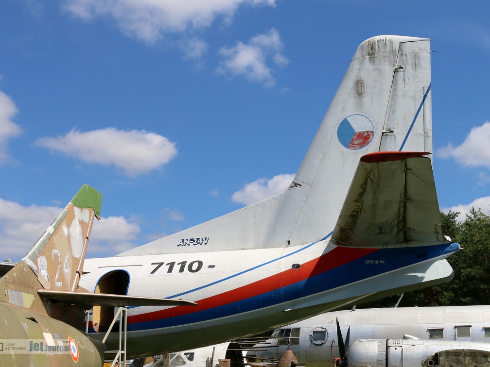 An-24W Heckansicht (2841 Besuche) An-24W Heckansicht