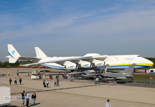 An-225 und 2 Rafale B