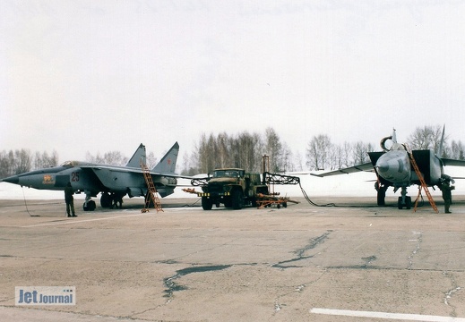 25 rot MiG-25RBSch und MiG-25RBT