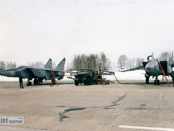 25 rot MiG-25RBSch und MiG-25RBT