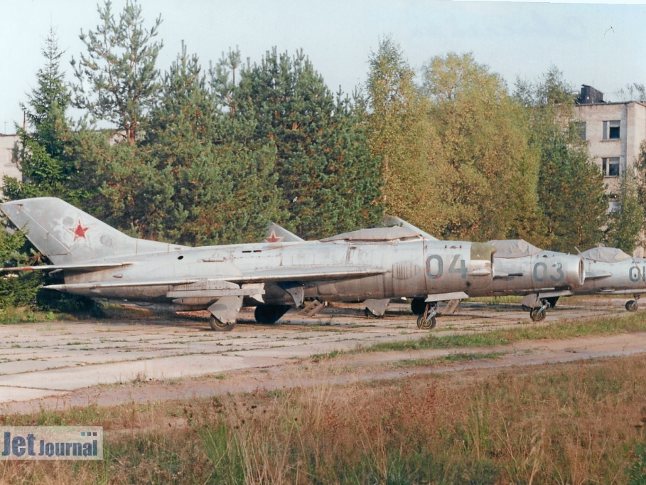 MiG Allee, MiG-17, MiG-19S, MiG-19P (просмотров: 3055) 01 blau - MiG-17
03 blau - MiG-19S
04 blau - MiG-19PT, diese PT ist scheinbar das einzige Exemplar... MiG Allee, MiG-17, MiG-19S, MiG-19P