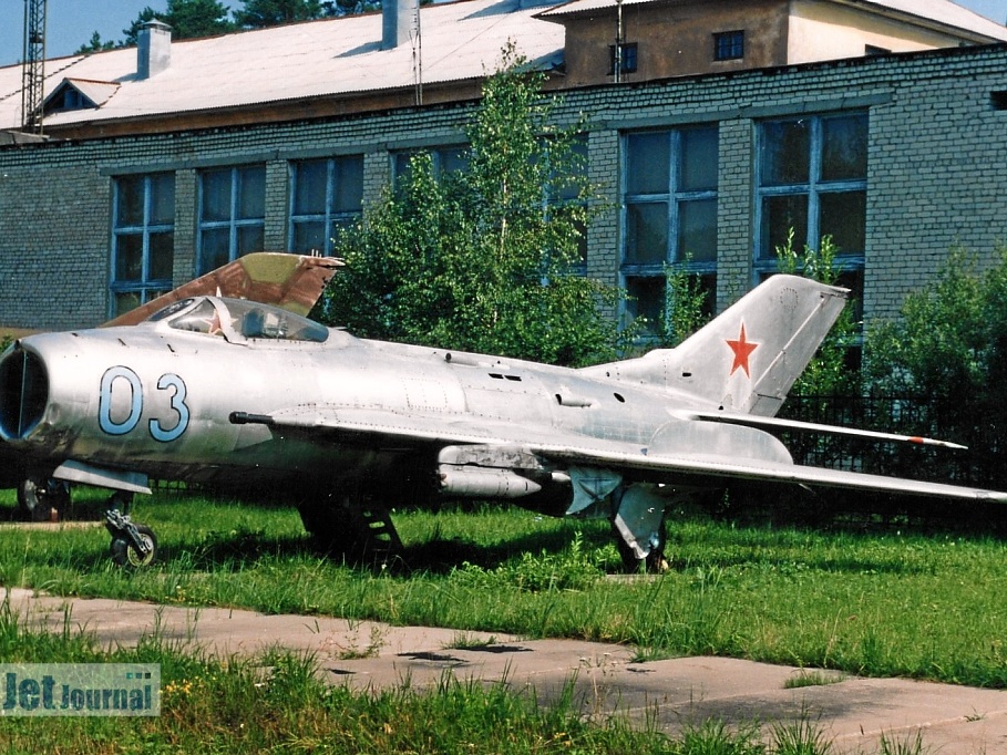 03 blau, MiG-19S (просмотров: 2564) Aufnahmezeitpunkt ca. 2001-2002 03 blau, MiG-19S