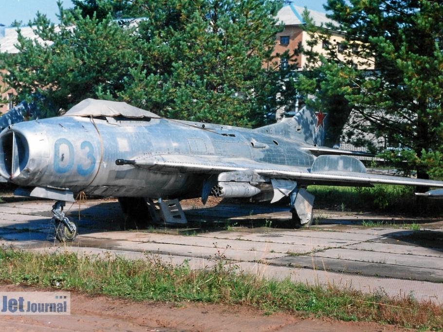 03 blau, MiG-19S (2866 Besuche) Bordnummer im Original möglicherweise in rot, Aufnahmezeitraum ca. 2001-2002 03 blau, MiG-19S