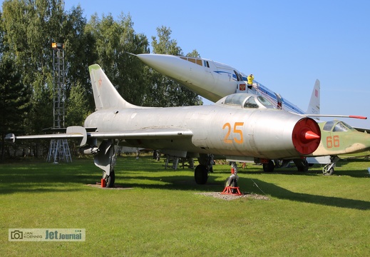 25 rot, Su-7B