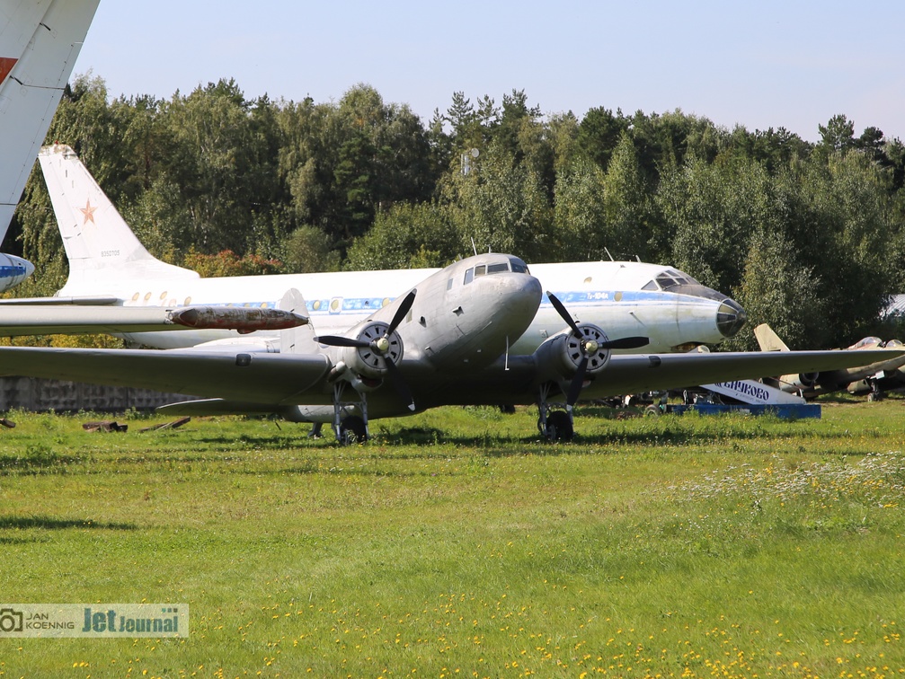 Li-2, CCCP-93914 und Tu-104A, 46 rot (3942 visitas) Li-2, CCCP-93914 und Tu-104A, 46 rot