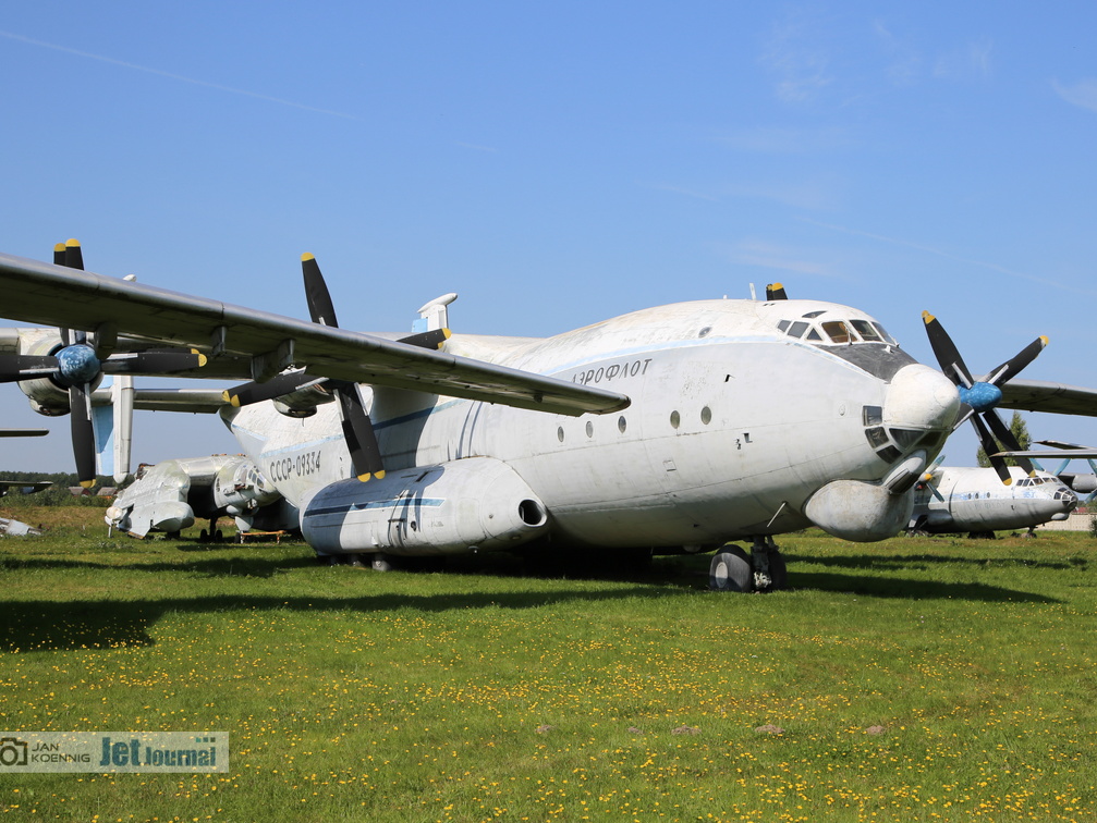 CCCP-09334, An-22 (3238 návštěv) Im Hintergrund links Reste der Bartini WWA-14, rechts die An-10A CCCP-09334, An-22