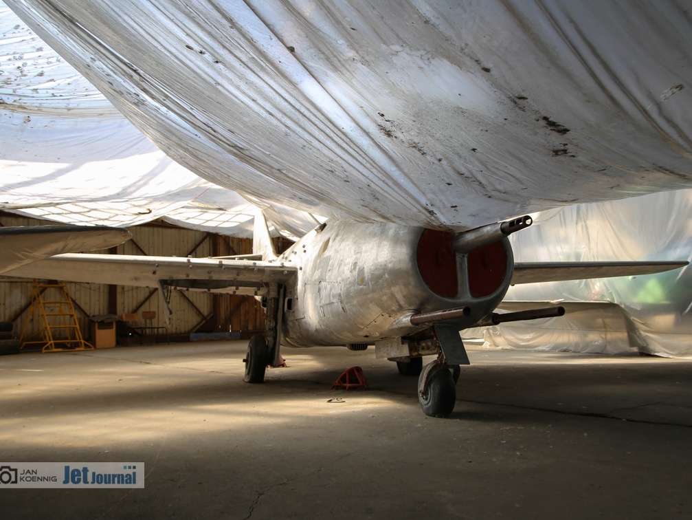 01 rot, MiG-9 (2569 Besuche) Am abgebeizten Flugzeug sind Marker zur Laservermessung angebracht. 01 rot, MiG-9