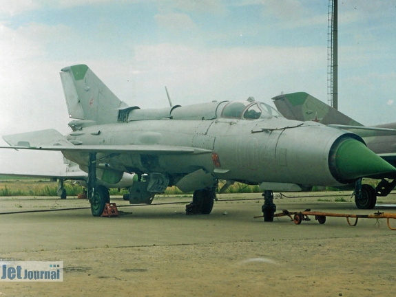 104 weiss umrandet, MiG-21PFM (1510 Besuche) Analogfoto aus dem Jahre 2002, aufgenommen am Rande des GLIZ in Achtubinsk/Russland. Die abgestellte... 104 weiss umrandet, MiG-21PFM