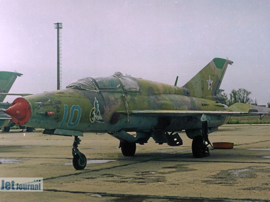 10 blau, MiG-21UM (1513 visingar) Analogfoto aus dem Jahre 2002, aufgenommen am Rande des GLIZ in Achtubinsk/Russland. Die abgestellte... 10 blau, MiG-21UM