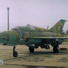 10 blau, MiG-21UM (1513 Besuche) Analogfoto aus dem Jahre 2002, aufgenommen am Rande des GLIZ in Achtubinsk/Russland. Die abgestellte... 10 blau, MiG-21UM