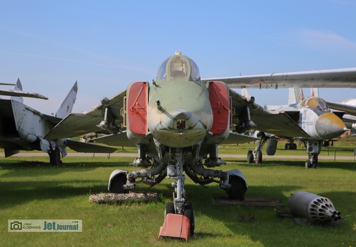 01 rot, MiG-27