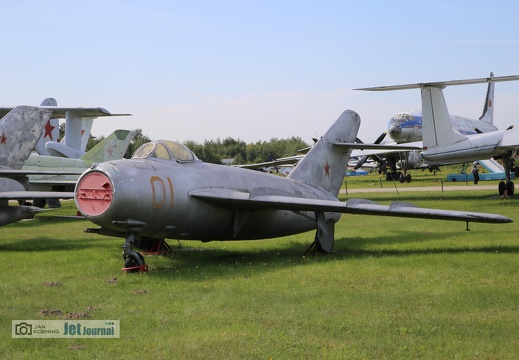 01 rot, MiG-17F