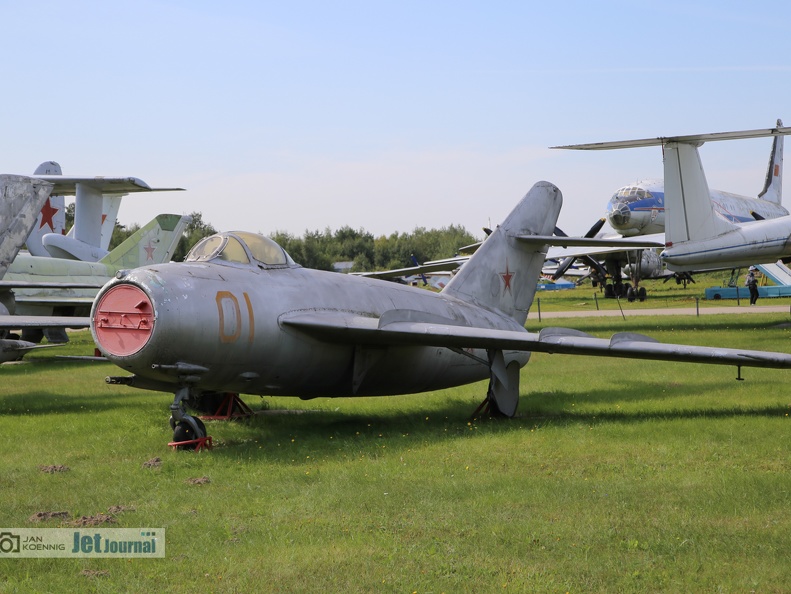 01 rot, MiG-17F (3156 visites) 01 rot, MiG-17F