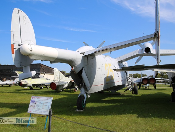 25 gelb, Berijew Be-12, Heckansicht (2135 відвідувань) 25 gelb, Berijew Be-12, Heckansicht