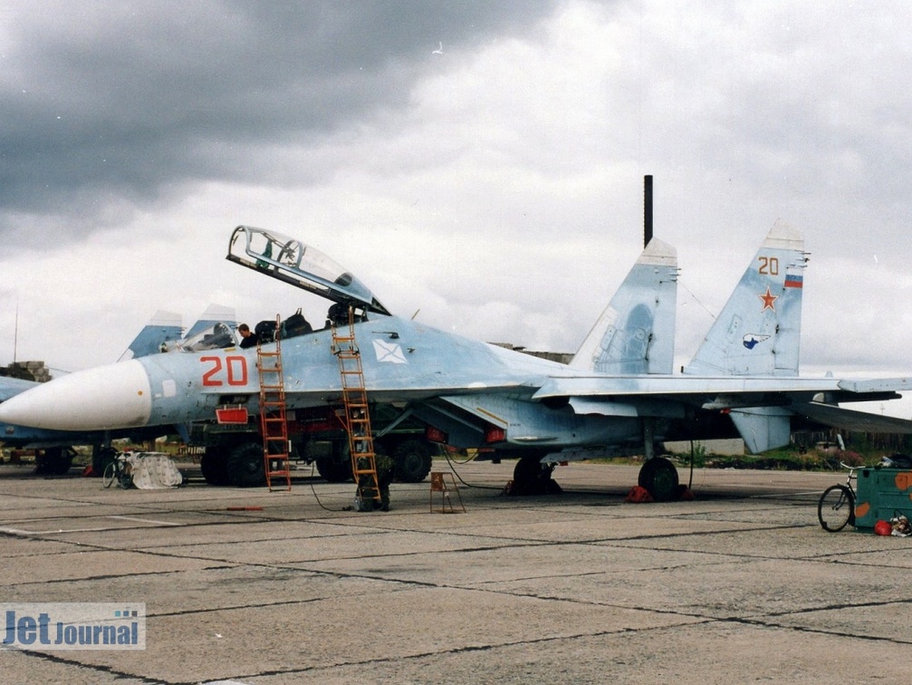 20 rot, Su-27UB, Russische Marine (1990 Besuche) Analogfoto, ca. 2003. Aufnahmeort (wahrscheinlich) Severomorsk 3. Die Bilderserie der Russischen Mar... 20 rot, Su-27UB, Russische Marine
