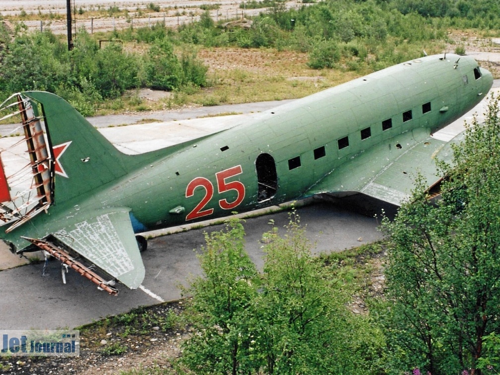 25 rot, Lisunow Li-2 (просмотров: 1788) Analogfoto, ca. 2003. Aufnahmeort (wahrscheinlich) Severomorsk 2. Die Bilderserie der Russischen Mar... 25 rot, Lisunow Li-2