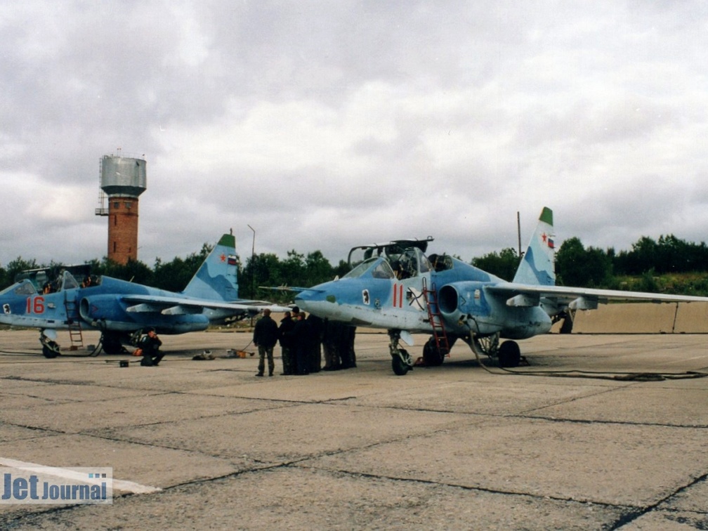 11 rot, 16 rot, Su-25UTG, WMF Rossii (1760 відвідувань) Analogfoto, ca. 2003. Aufnahmeort (wahrscheinlich) Severomorsk 3. Die Bilderserie der Russischen Mar... 11 rot, 16 rot, Su-25UTG, WMF Rossii