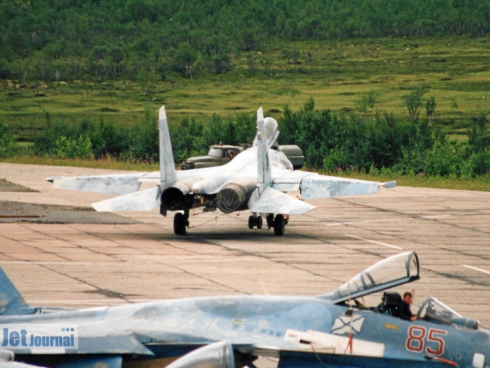 Su-33, 84 rot und 85 rot, Russian Navy (2501 visite) Analogfoto, ca. 2003. Aufnahmeort (wahrscheinlich) Severomorsk 3. Die Bilderserie der Russischen Mar... Su-33, 84 rot und 85 rot, Russian Navy