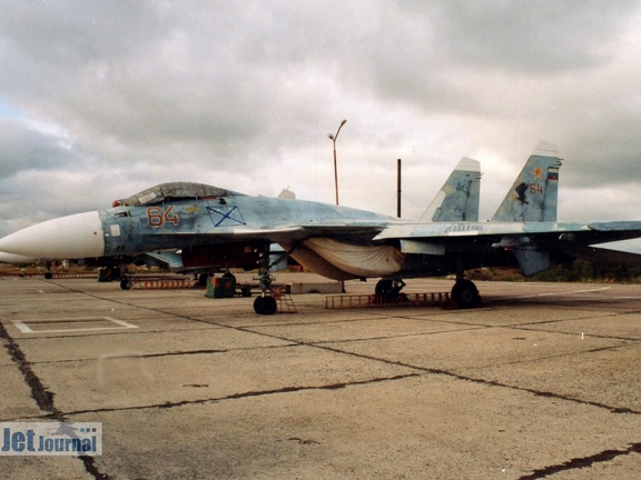 64 rot, Su-33, Russian Navy (просмотров: 2245) Analogfoto, ca. 2003. Aufnahmeort (wahrscheinlich) Severomorsk-3. Die Bilderserie der Russischen Mar... 64 rot, Su-33, Russian Navy